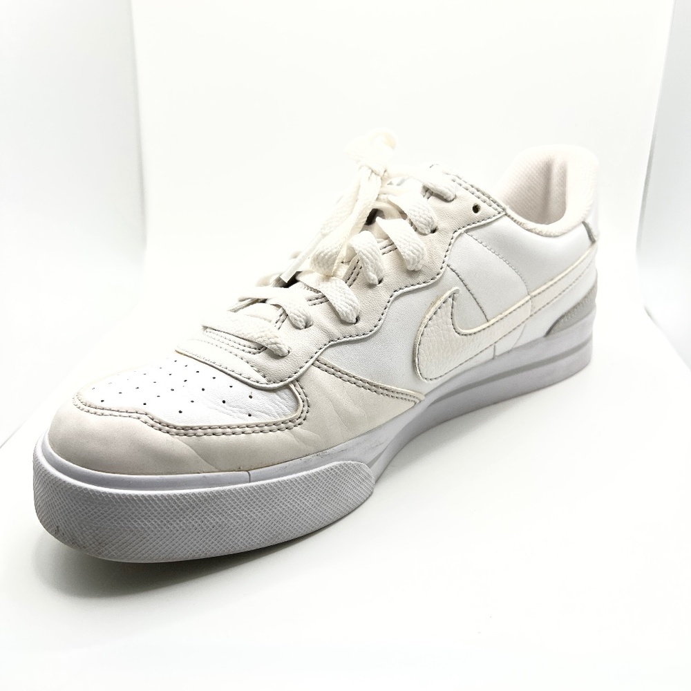 Nike White Tennis Shoe (Model 407992)